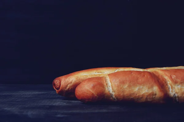 木制桌子上新鲜的面包，关门 — 图库照片