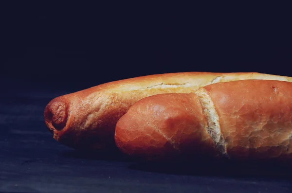 Baguete fresca na mesa de madeira, close-up — Fotografia de Stock