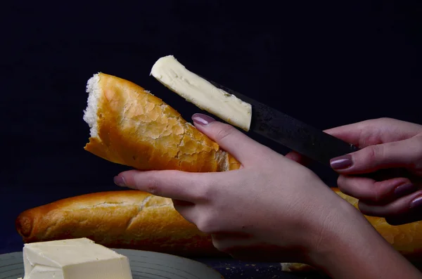 Pedaço de manteiga, pão fresco e uma faca — Fotografia de Stock