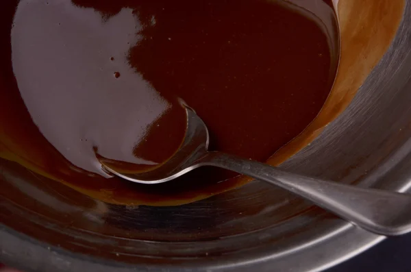 Preparación de chocolate caliente en una olla en la mesa de madera con vistas a tiro —  Fotos de Stock