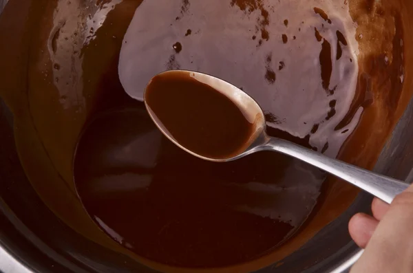 Zubereitung von heißer Schokolade in einem Topf auf Holztisch übersehen Schuss — Stockfoto