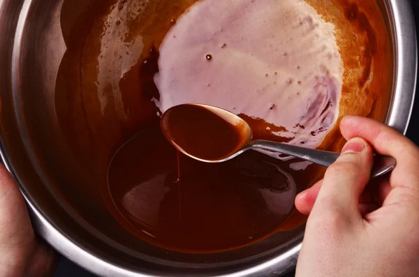 Zubereitung von heißer Schokolade in einem Topf auf Holztisch übersehen Schuss — Stockfoto