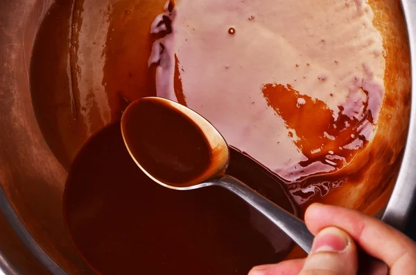 Preparando o chocolate quente em um pote na mesa de madeira com vista para o tiro — Fotografia de Stock