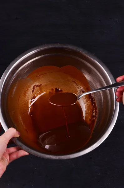 Zubereitung von heißer Schokolade in einem Topf auf Holztisch übersehen Schuss — Stockfoto