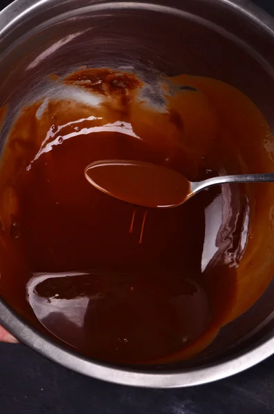 Preparando o chocolate quente em um pote na mesa de madeira com vista para o tiro — Fotografia de Stock