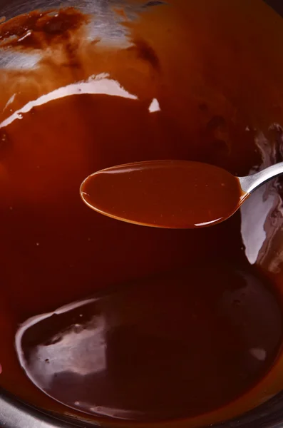 Zubereitung von heißer Schokolade in einem Topf auf Holztisch übersehen Schuss — Stockfoto