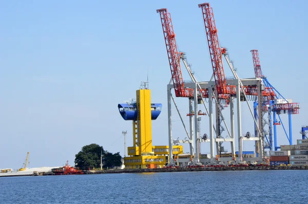 Lading kraan, schip en graan droger in poort odessa, Oekraïne — Stockfoto