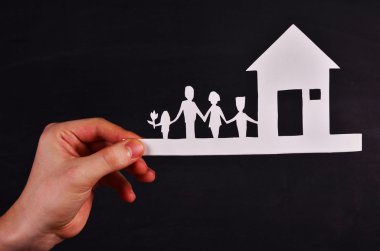 Elini tutmak ev siyah ahşap arka planı