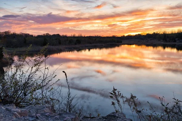 Lever Soleil Reflétant Hors Carrière Lac Sur Une Matinée Automne — Photo