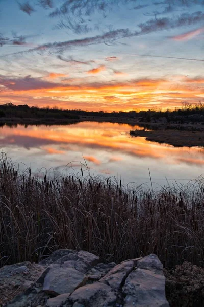 Salida Del Sol Reflejándose Cantera Lago Mañana Otoño Enérgico Increíbles —  Fotos de Stock