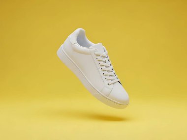 Beyaz Spor Ayakkabısı Parlak Sarı Arkaplanda Yüzüyor