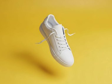 Beyaz Gündelik Spor Ayakkabılar Parlak Sarı Arkaplanda Yüzüyor