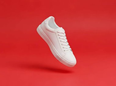 Kırmızı Arkaplanda Beyaz Spor Ayakkabılar, Yüzen Ayakkabılar, Moda Aksesuarları