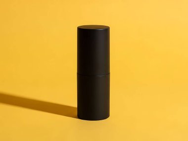 Sarı Arkaplanda Minimalist Siyah Silindirik Nesne