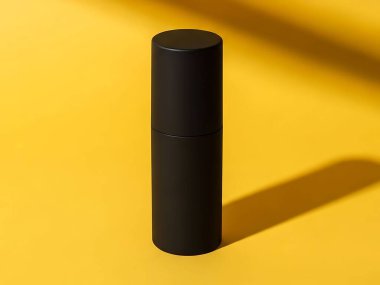 Sarı Arkaplanda Siyah Silindirik Konteynır