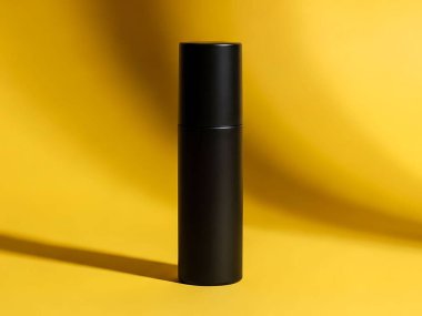 Sarı Arkaplanda Siyah Silindirik Sprey Şişe
