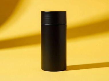 Sarı Arkaplanda Siyah Silindirik Konteynır