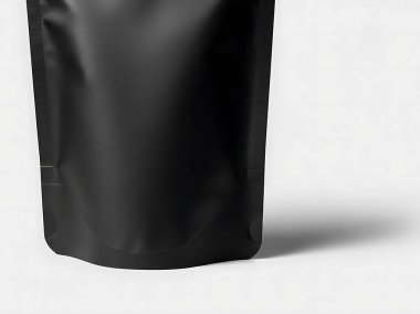 Matte Siyah Ayakta Kese Beyaz Arkaplanda