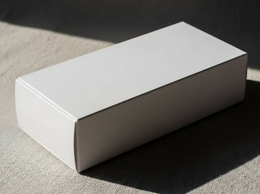 Kumaş yüzeyinde minimalist beyaz dikdörtgen kutu