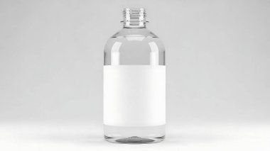 Gri arkaplanda beyaz etiketli boş şeffaf şişe