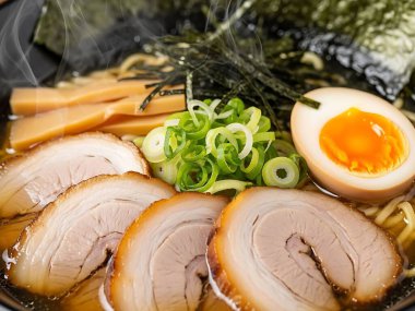 Lezzetli ve Buharlı Ramen Kasesi