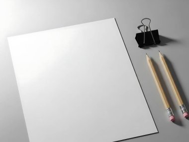 Kalem ve ataç ile kağıt sayfa