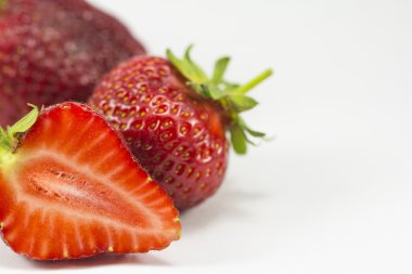 Bir çilek beyaz bir arka plan üzerinde görüntüleyin