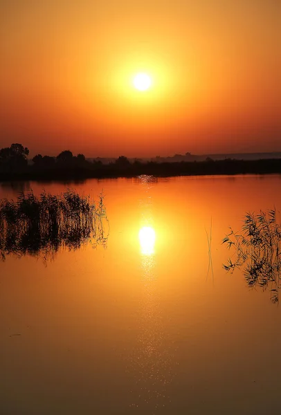 Gölün üzerinde gün doğumu