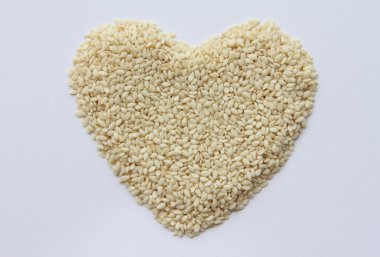 Susam kalp şeklinde