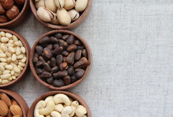 Varios tipos de nueces en la textura de la tela — Foto de Stock