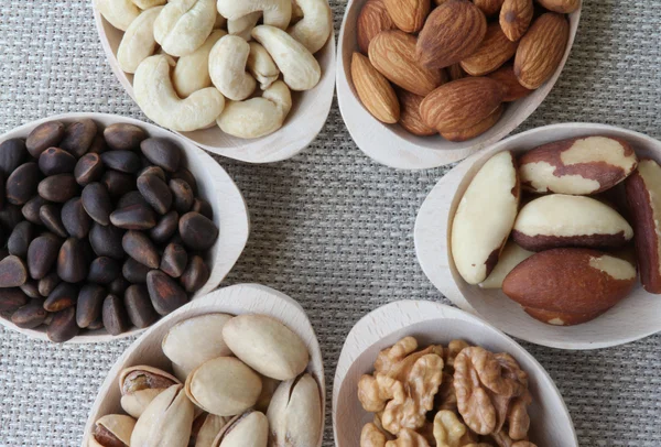 Vista abstracta de una cuchara de madera con nueces mixtas — Foto de Stock