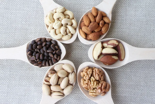 Karışık Kuruyemiş tahta bir kaşıkla Özet görünümü 