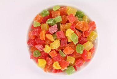 Bir beyaz porselen tabak üzerinde kurutulmuş ananas