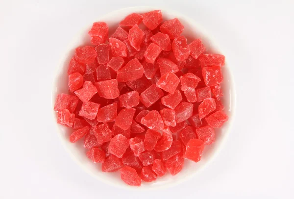 Bir beyaz porselen tabak üzerinde kurutulmuş ananas