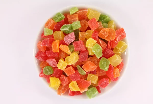 Bir beyaz porselen tabak üzerinde kurutulmuş ananas