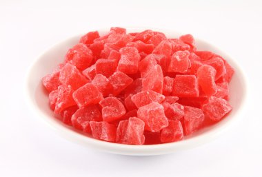 Bir beyaz porselen tabak üzerinde kurutulmuş ananas