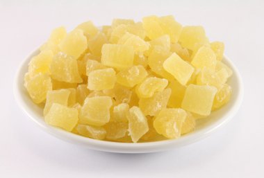 Bir beyaz porselen tabak üzerinde kurutulmuş ananas