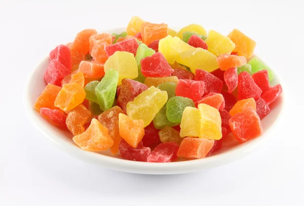 Bir beyaz porselen tabak üzerinde kurutulmuş ananas