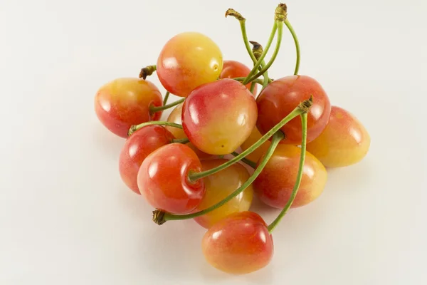 Punhado de cerejas doces vermelhas e amarelas — Fotografia de Stock