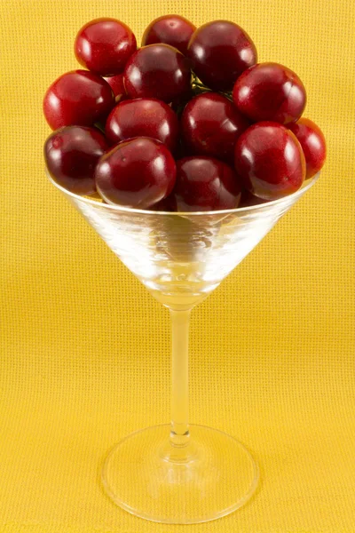 Cerejas doces vermelhas em um copo — Fotografia de Stock