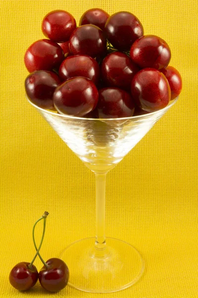 グラスの中の赤の甘いチェリー — ストック写真