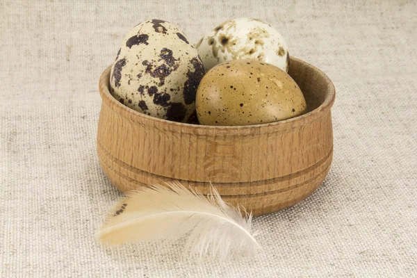 Huevos de codorniz en forma circular de madera —  Fotos de Stock