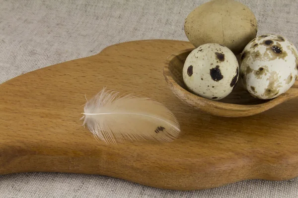 Huevos de codorniz en una cuchara de madera —  Fotos de Stock