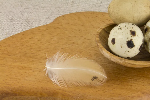 Huevos de codorniz en una cuchara de madera —  Fotos de Stock