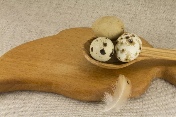 Huevos de codorniz en una cuchara de madera —  Fotos de Stock