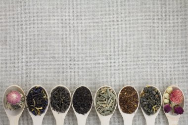 Farklı bir tahta kaşık çay ürün çeşitliliği
