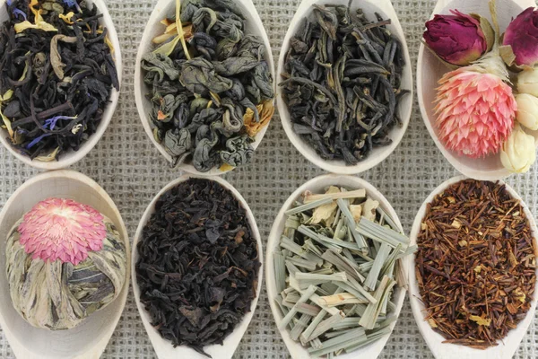 Farklı bir tahta kaşık çay ürün çeşitliliği