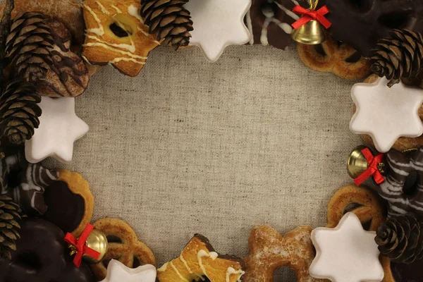 Karácsonyi cookie-k egy szürke háttér, természetes anyagból készült — Stock Fotó