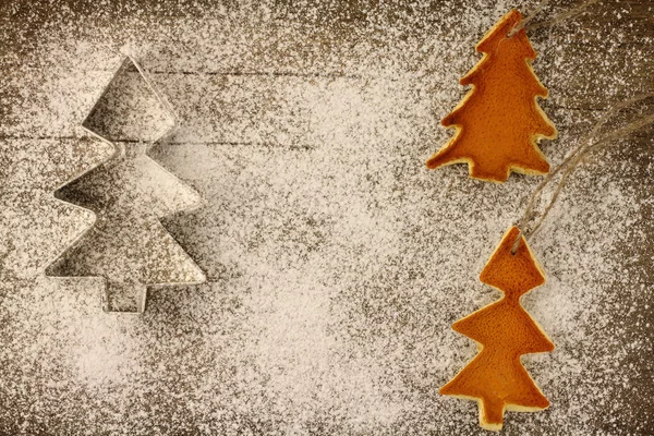 Ahşap arka plan üzerinde Noel süsleri