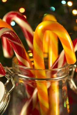 Çok şeker çerezleri Noel ağacı çelenk için arka planda bir kavanoz içinde